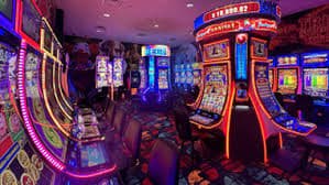 dewiliga Lucky Twins live studio with transparent dice cage and professional croupier